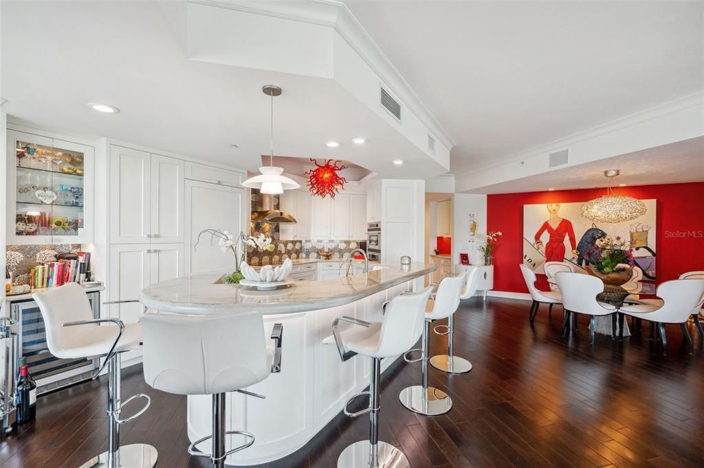 View part kitchen to dining area !