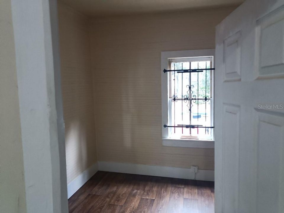 For Sale: $167,500 (3 beds, 1 baths, 869 Square Feet)