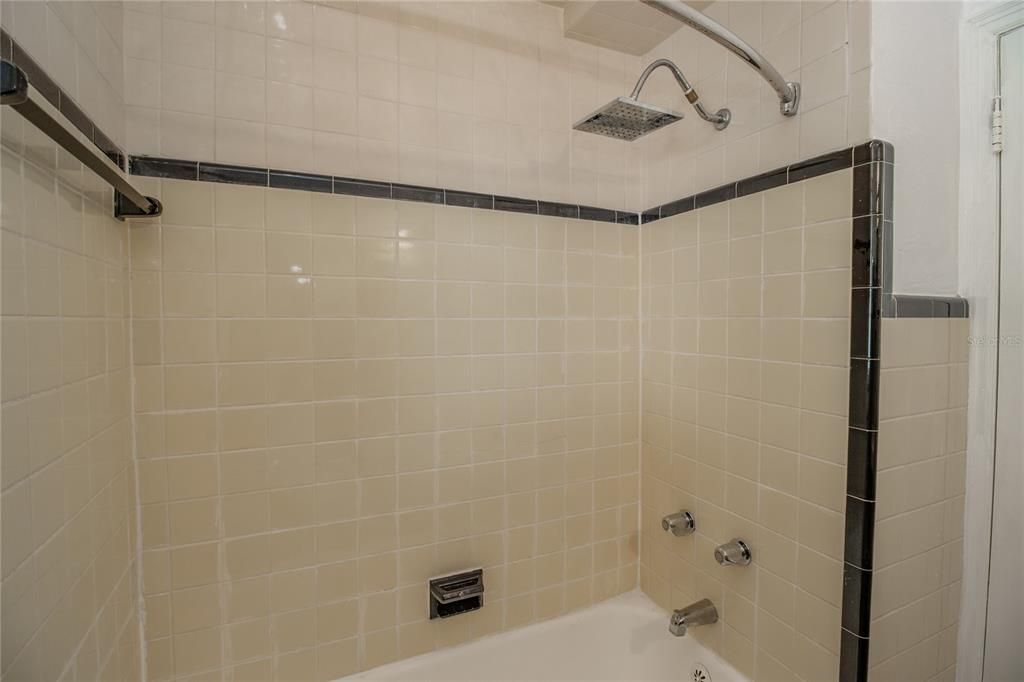 For Rent: $2,195 (1 beds, 1 baths, 670 Square Feet)