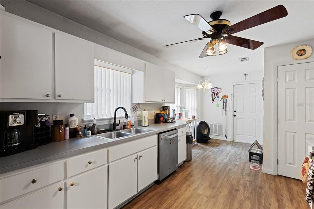 For Sale: $225,000 (2 beds, 2 baths, 1244 Square Feet)