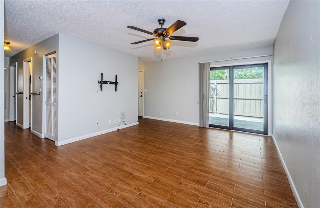 For Sale: $194,900 (2 beds, 1 baths, 1085 Square Feet)