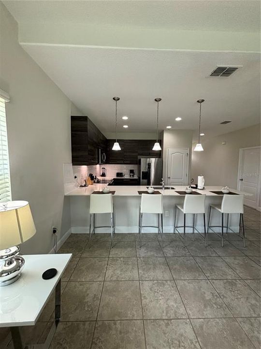 KITCHEN WITH BREAKFAST BAR