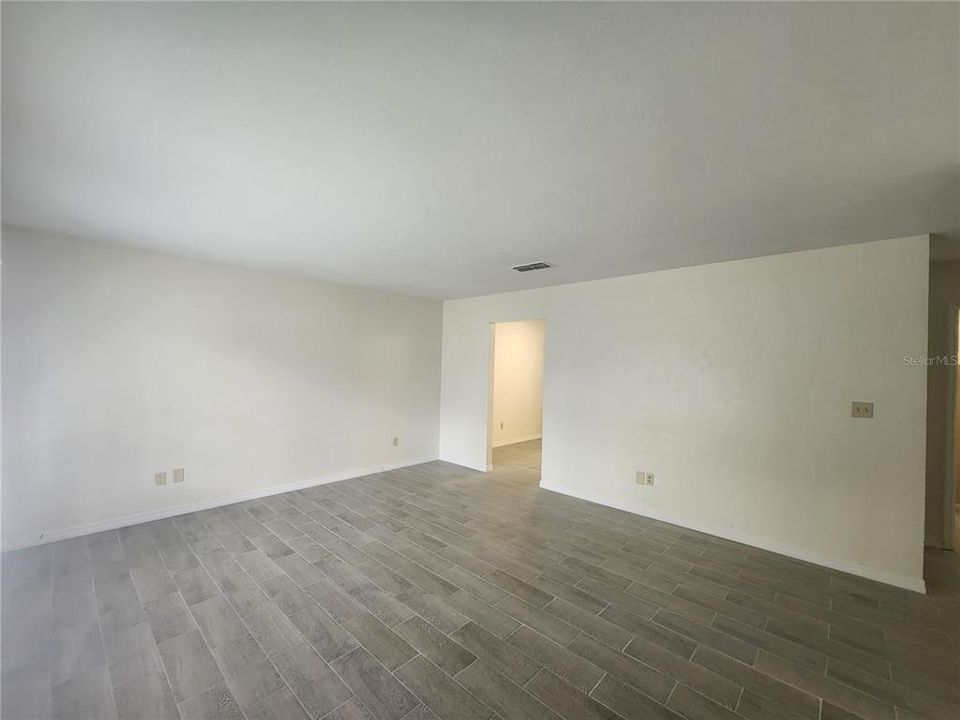 For Rent: $1,100 (2 beds, 1 baths, 755 Square Feet)