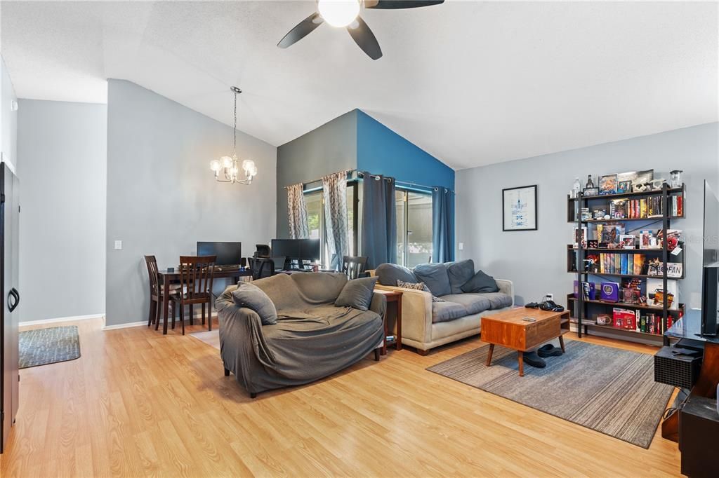 For Sale: $335,000 (2 beds, 2 baths, 979 Square Feet)