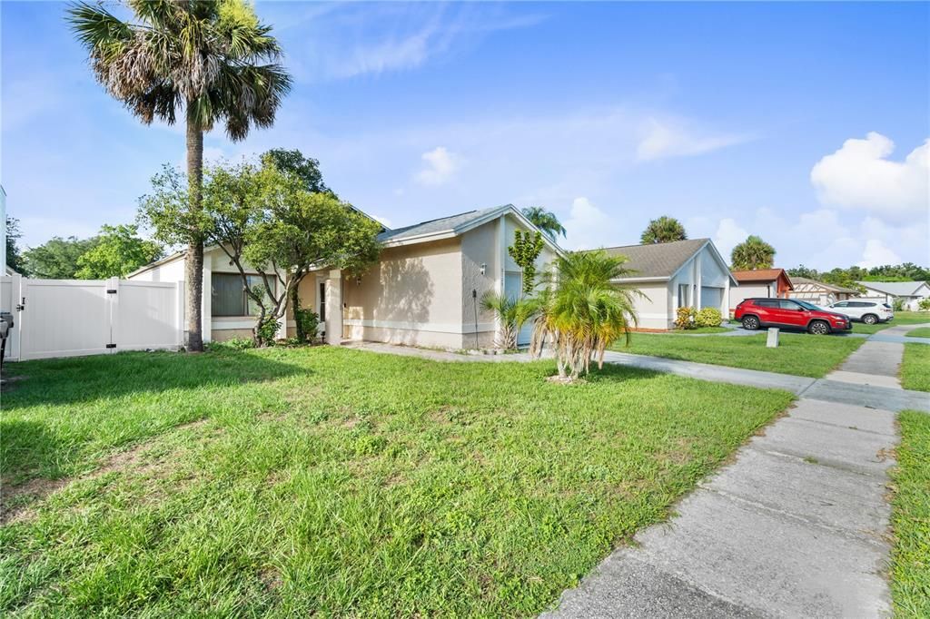 For Sale: $335,000 (2 beds, 2 baths, 979 Square Feet)