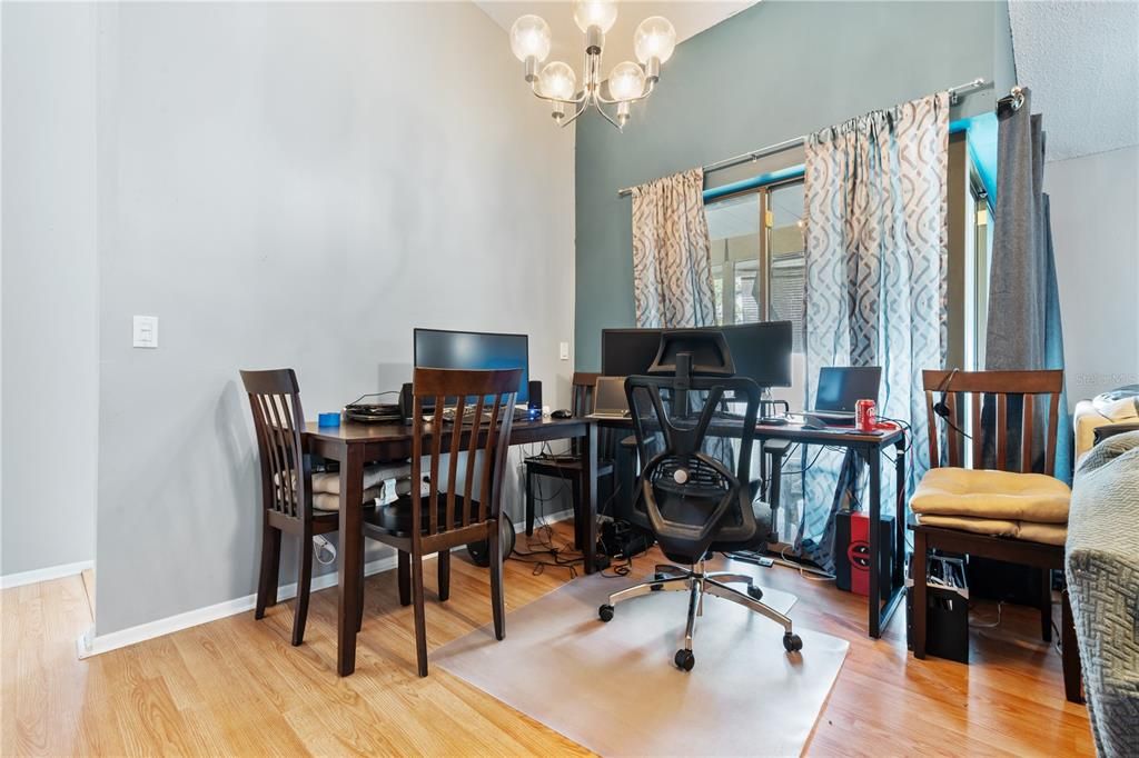 For Sale: $335,000 (2 beds, 2 baths, 979 Square Feet)