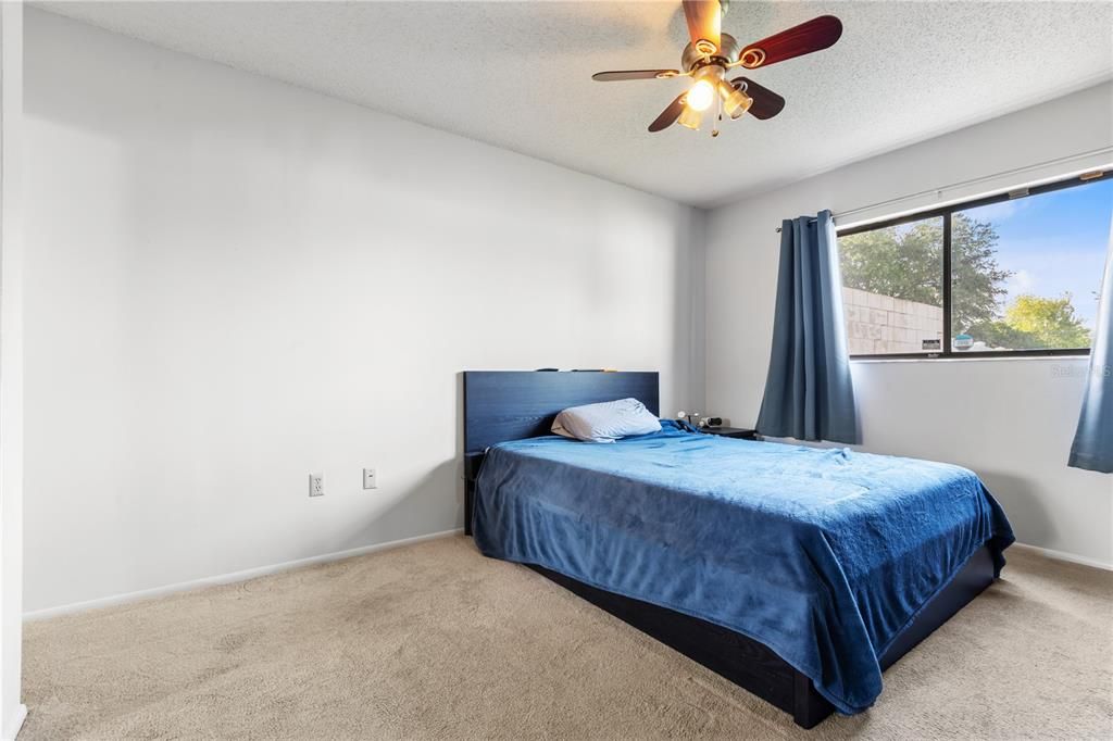 For Sale: $335,000 (2 beds, 2 baths, 979 Square Feet)