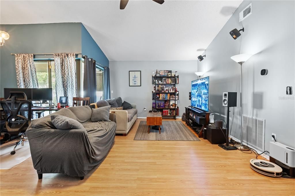 For Sale: $335,000 (2 beds, 2 baths, 979 Square Feet)