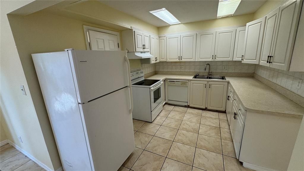 For Rent: $1,800 (3 beds, 2 baths, 1250 Square Feet)