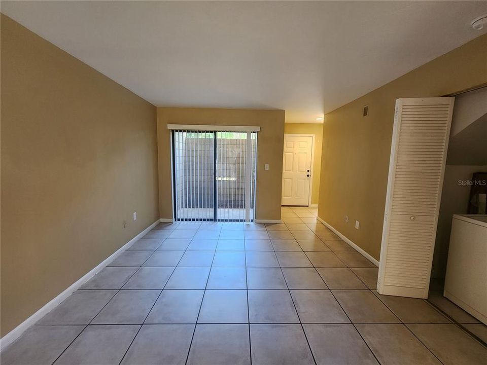 For Rent: $1,250 (2 beds, 1 baths, 975 Square Feet)