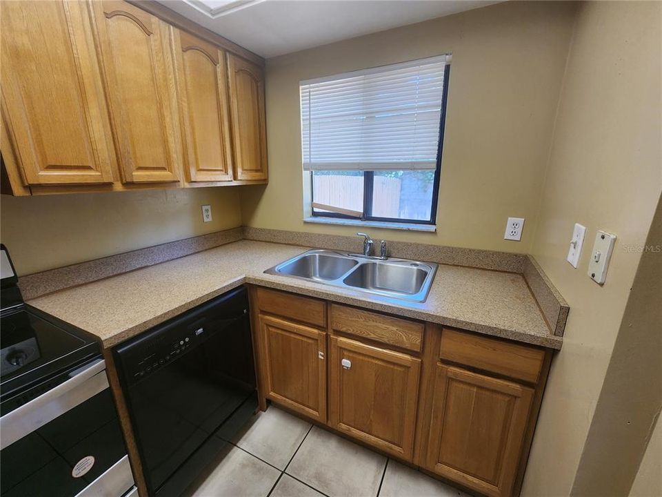 For Rent: $1,250 (2 beds, 1 baths, 975 Square Feet)