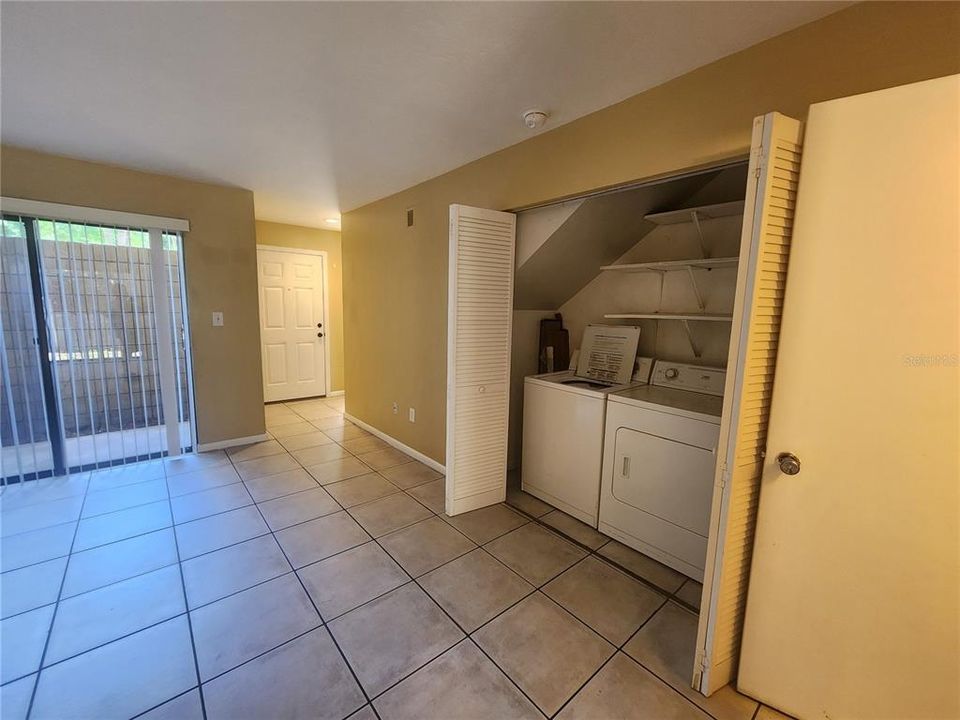 For Rent: $1,250 (2 beds, 1 baths, 975 Square Feet)