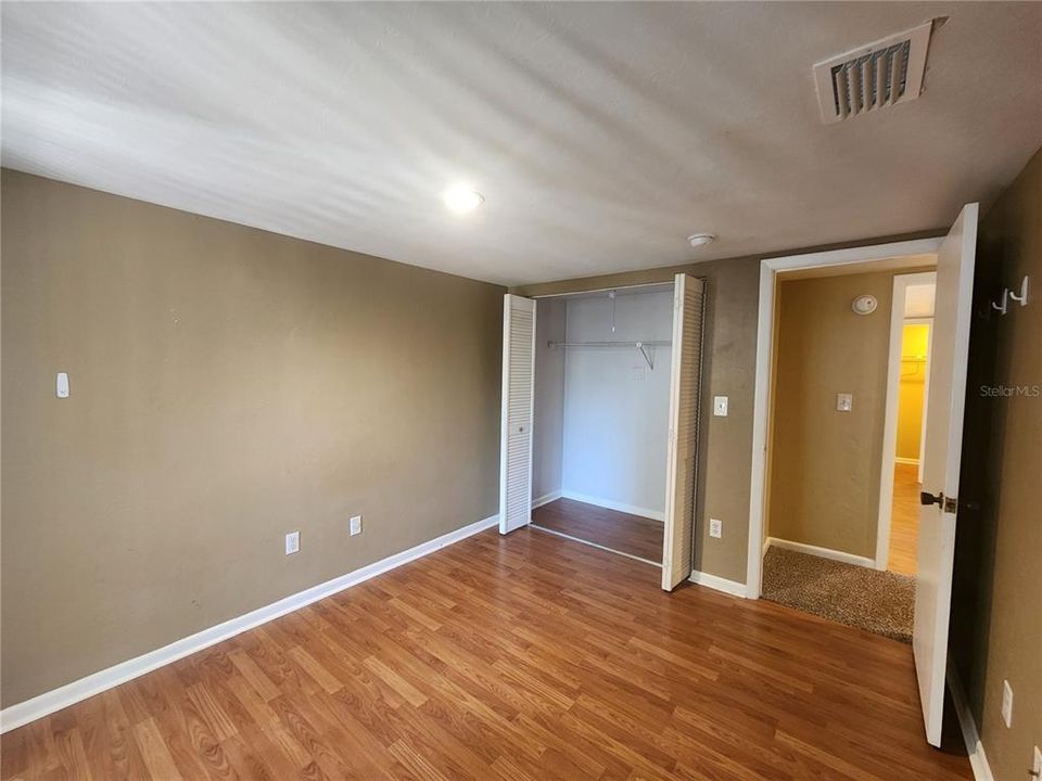 For Rent: $1,250 (2 beds, 1 baths, 975 Square Feet)