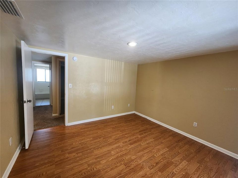 For Rent: $1,250 (2 beds, 1 baths, 975 Square Feet)