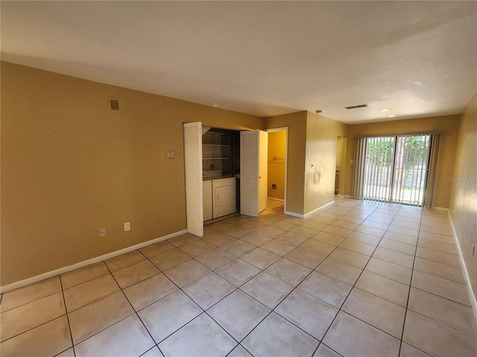 For Rent: $1,250 (2 beds, 1 baths, 975 Square Feet)