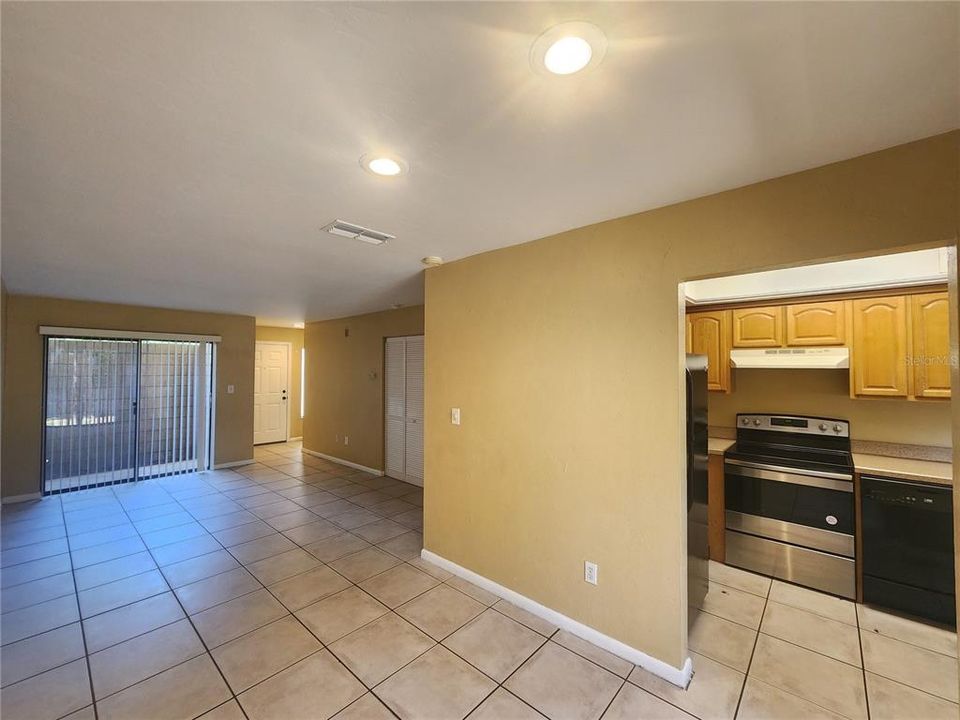 For Rent: $1,250 (2 beds, 1 baths, 975 Square Feet)