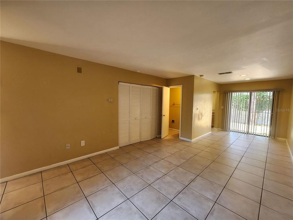 For Rent: $1,250 (2 beds, 1 baths, 975 Square Feet)