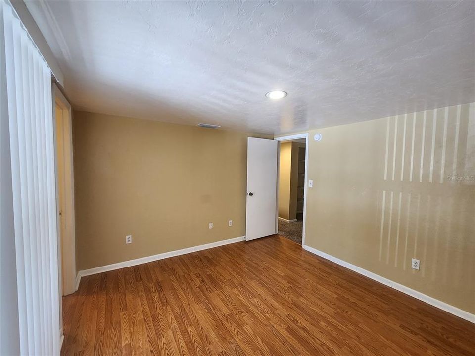 For Rent: $1,250 (2 beds, 1 baths, 975 Square Feet)