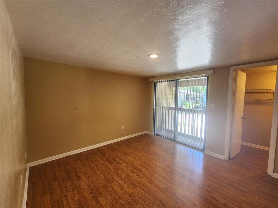 For Rent: $1,250 (2 beds, 1 baths, 975 Square Feet)
