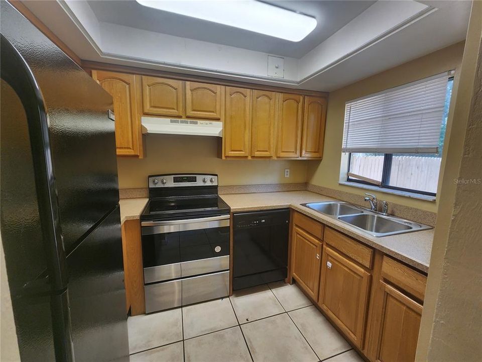 For Rent: $1,250 (2 beds, 1 baths, 975 Square Feet)