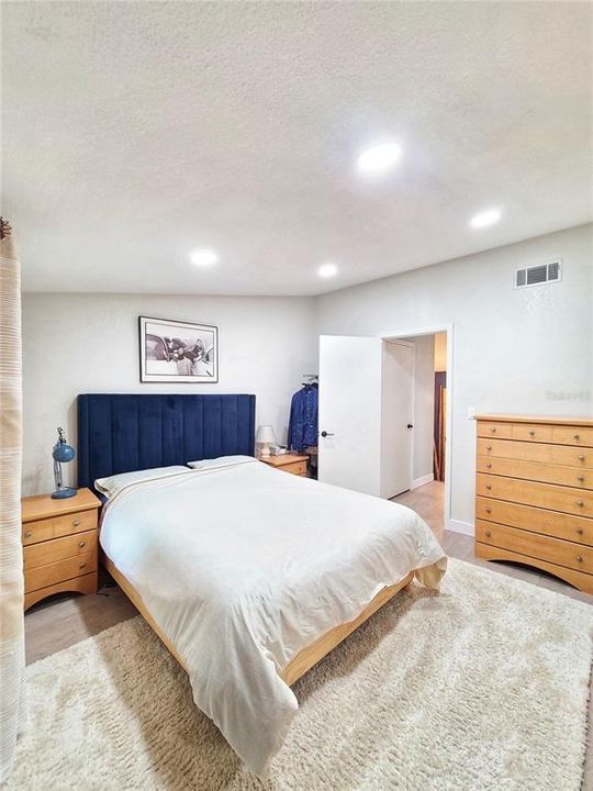 For Sale: $349,000 (2 beds, 1 baths, 1044 Square Feet)