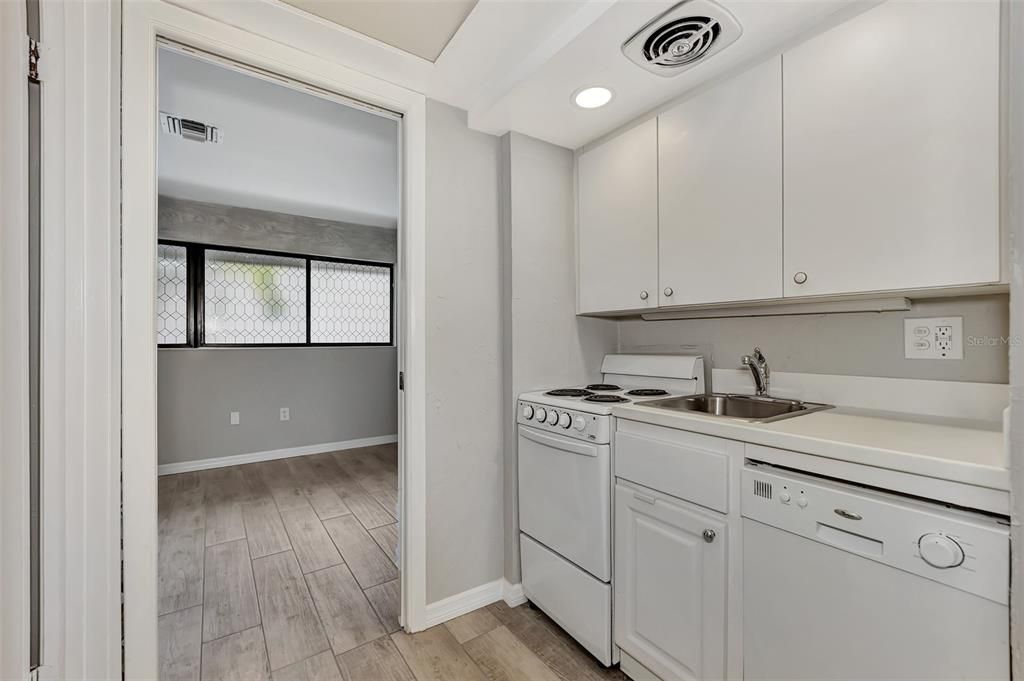 For Sale: $229,000 (1 beds, 1 baths, 428 Square Feet)