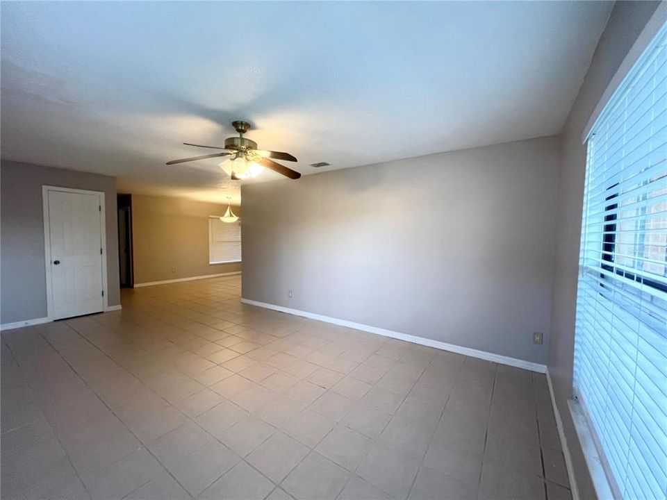 For Sale: $349,900 (2 beds, 2 baths, 1123 Square Feet)