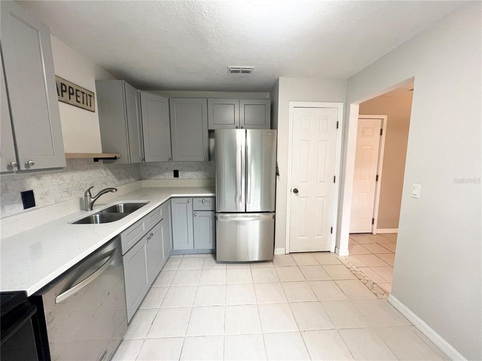 For Sale: $349,900 (2 beds, 2 baths, 1123 Square Feet)