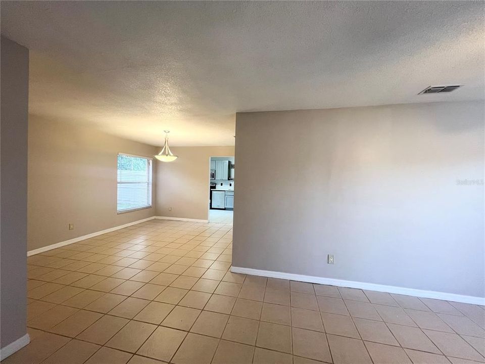 For Sale: $349,900 (2 beds, 2 baths, 1123 Square Feet)