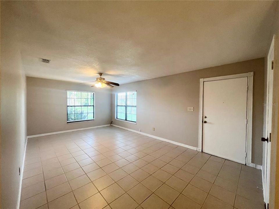 For Sale: $349,900 (2 beds, 2 baths, 1123 Square Feet)