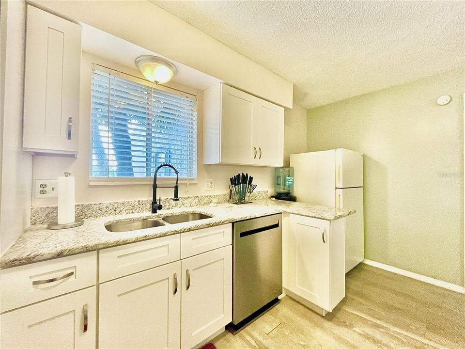 For Sale: $149,990 (1 beds, 1 baths, 726 Square Feet)