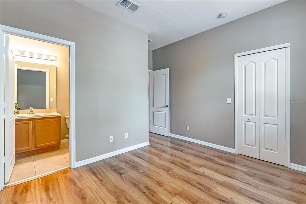 For Sale: $279,900 (2 beds, 2 baths, 1071 Square Feet)