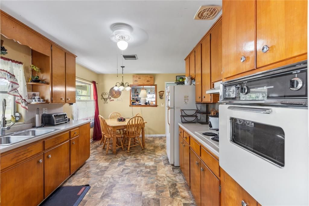 For Sale: $185,000 (2 beds, 1 baths, 1008 Square Feet)