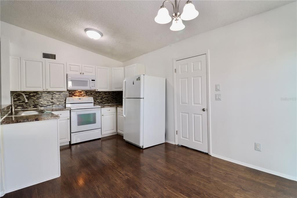 For Rent: $2,350 (3 beds, 2 baths, 1718 Square Feet)