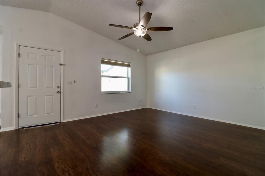 For Rent: $2,350 (3 beds, 2 baths, 1718 Square Feet)