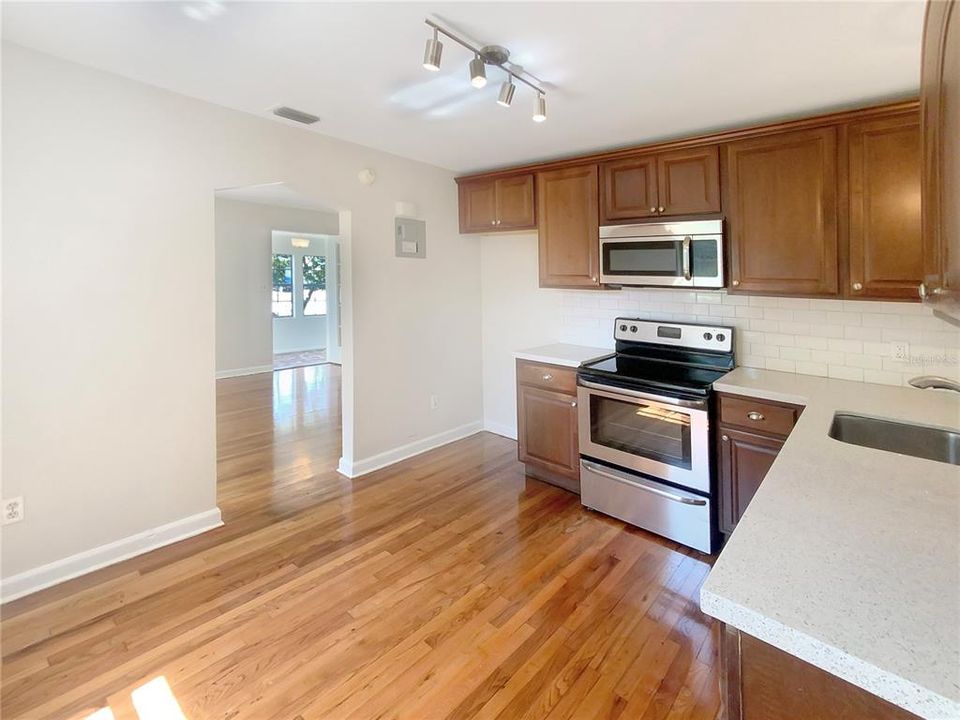 For Sale: $415,000 (2 beds, 1 baths, 804 Square Feet)