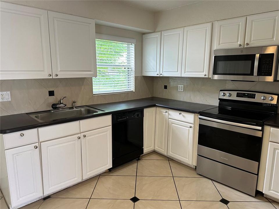 For Rent: $2,300 (2 beds, 2 baths, 1220 Square Feet)