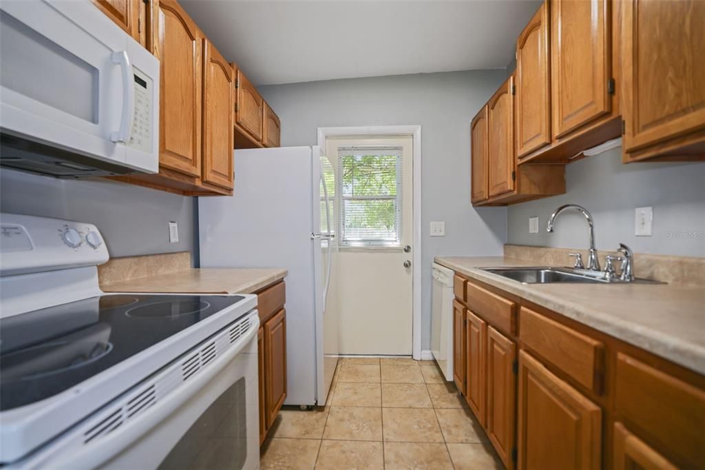 For Sale: $275,000 (2 beds, 1 baths, 818 Square Feet)