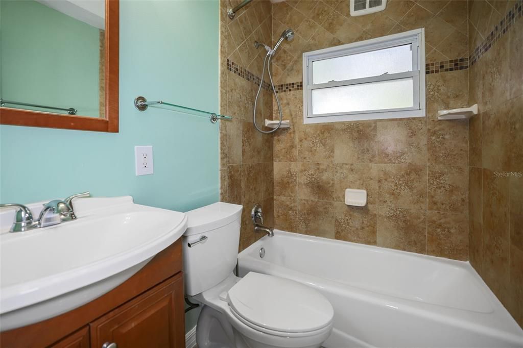 For Sale: $275,000 (2 beds, 1 baths, 818 Square Feet)