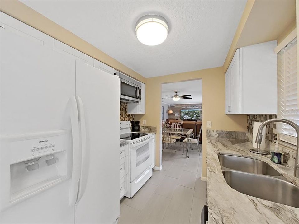 For Sale: $385,000 (2 beds, 2 baths, 1140 Square Feet)