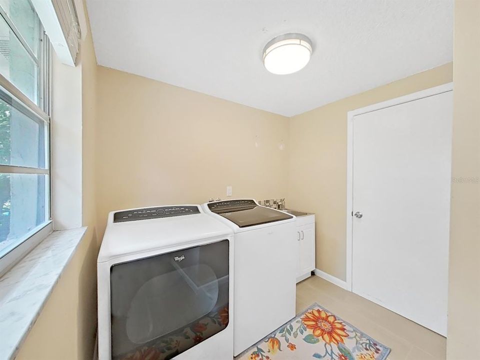 For Sale: $385,000 (2 beds, 2 baths, 1140 Square Feet)