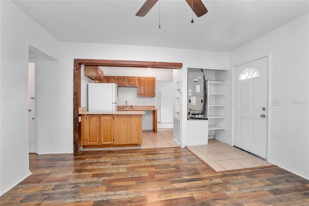 For Sale: $215,000 (3 beds, 1 baths, 1055 Square Feet)