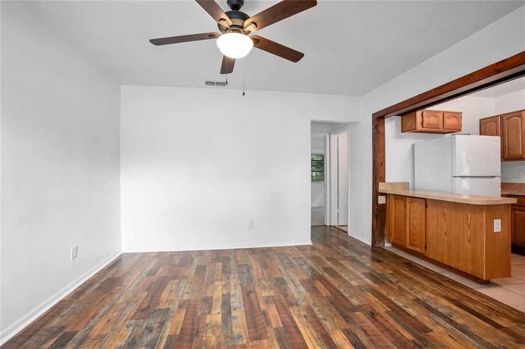 For Sale: $215,000 (3 beds, 1 baths, 1055 Square Feet)