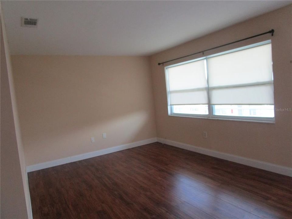 For Sale: $100,000 (1 beds, 1 baths, 585 Square Feet)