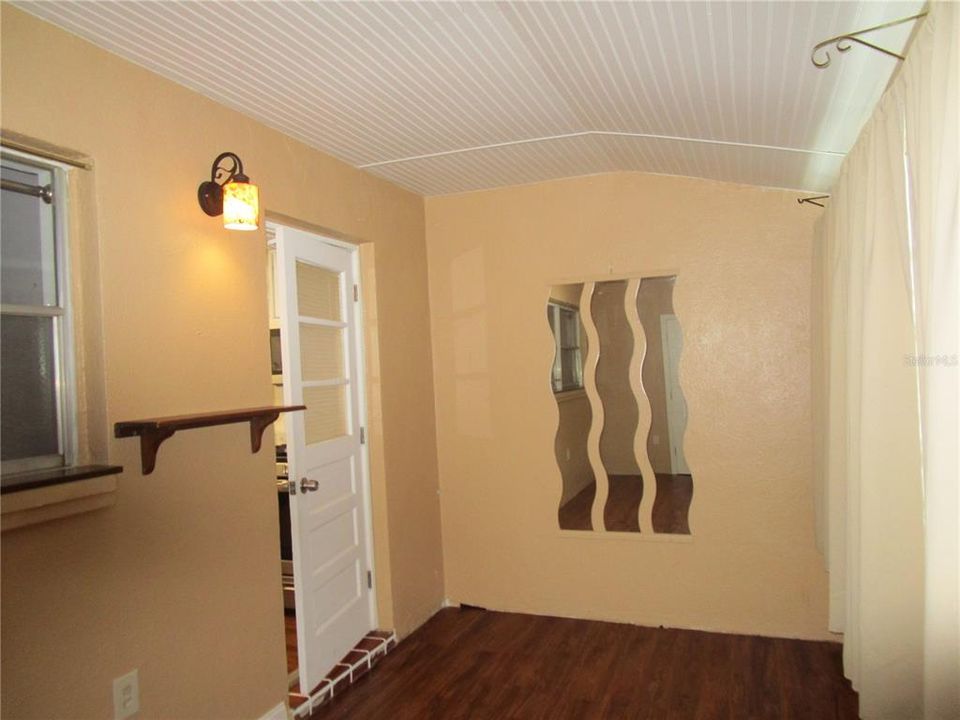 For Sale: $100,000 (1 beds, 1 baths, 585 Square Feet)