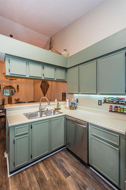 For Sale: $204,800 (2 beds, 2 baths, 1004 Square Feet)