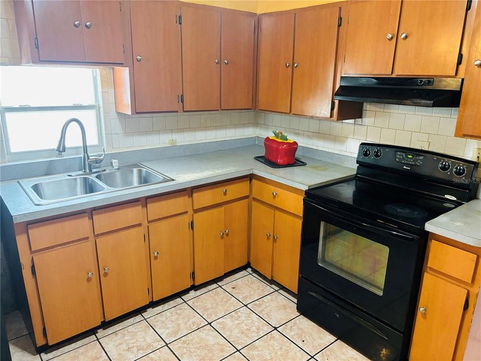 For Sale: $252,000 (3 beds, 1 baths, 703 Square Feet)