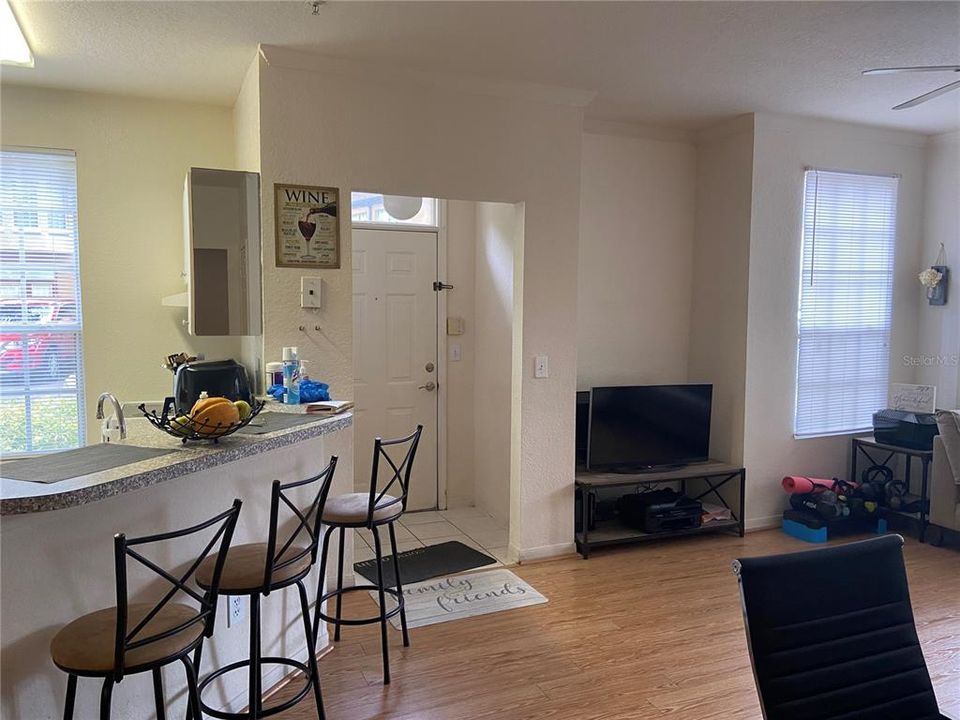 For Rent: $1,350 (1 beds, 1 baths, 794 Square Feet)