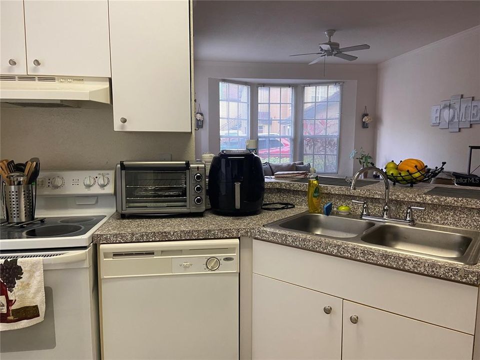 For Rent: $1,350 (1 beds, 1 baths, 794 Square Feet)