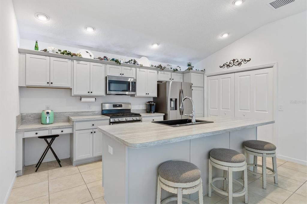 KITCHEN WITH INSIDE LAUNDRY